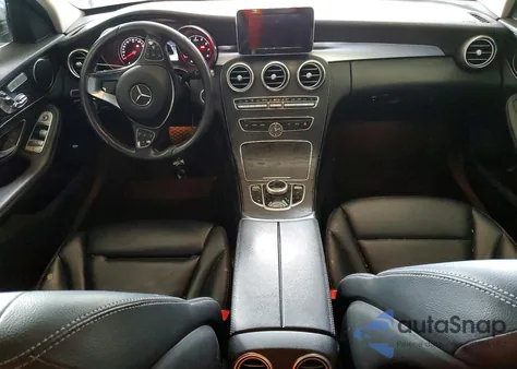 2017 Mercedes-Benz C 300 z USA, uszkodzony, nr VIN 55SWF4JB5HU211254